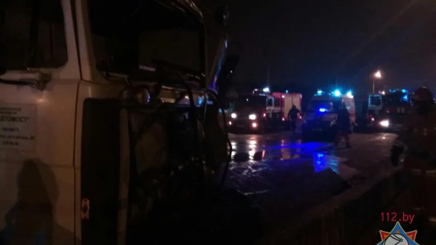 Здымкі з месца аўтааварыі, дзе фура пратараніла машыну дарожных рабочых