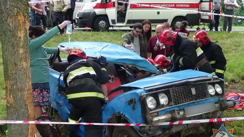 Пад Брэстам ВАЗ сутыкнуўся з дрэвам, жанчына-кіроўца была заблакавана ў салоне