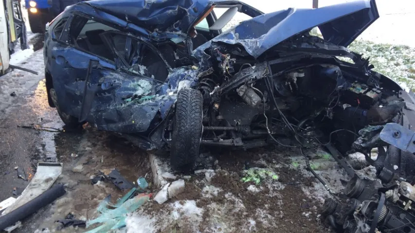 Пад Мінскам Ford Focus трапіў пад аўтобус, загінула жанчына-кіроўца