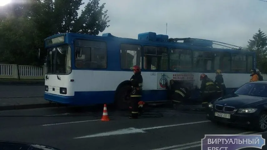 У Брэсце на мосце загарэўся тралейбус (фота)