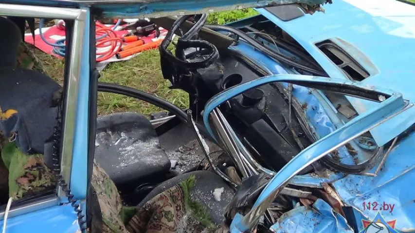 Пад Брэстам ВАЗ сутыкнуўся з дрэвам, жанчына-кіроўца была заблакавана ў салоне