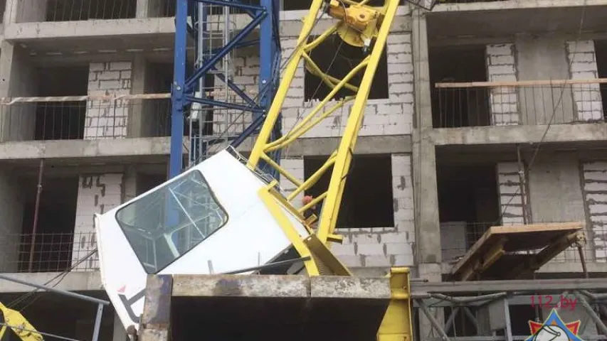 Стала вядомая прычына падзення вежавага крана ў Мінску (фота)