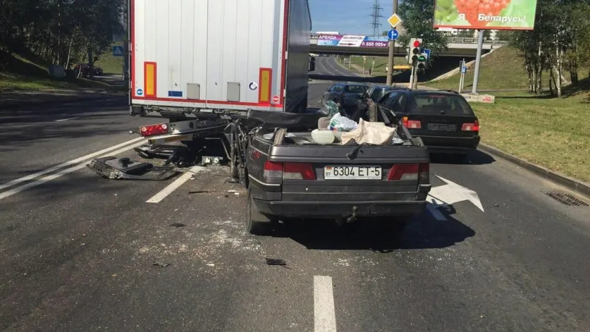 Каля МКАД Peugeot заляцеў пад фуру, яму зрэзала дах (фота)