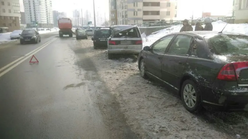 У Мінску з смеццявоза зваліўся маніпулятар, пашкоджаныя 5 машын (фота)