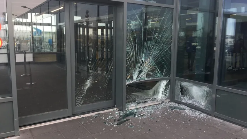 У Ісландыі аўтамабіль заехаў у залу чакання аэрапорта (фота)