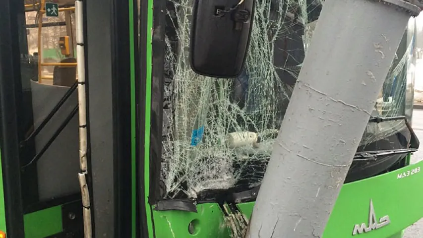 Пры аварыі з рэйсавым аўтобусам у Мінску шпіталізаваныя шэсць чалавек (фота)
