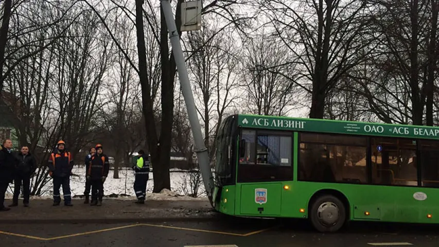 Пры аварыі з рэйсавым аўтобусам у Мінску шпіталізаваныя шэсць чалавек (фота)