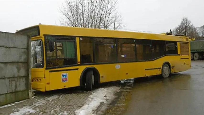 У браму прыватнага дома пад Мінскам урэзаўся рэйсавы аўтобус