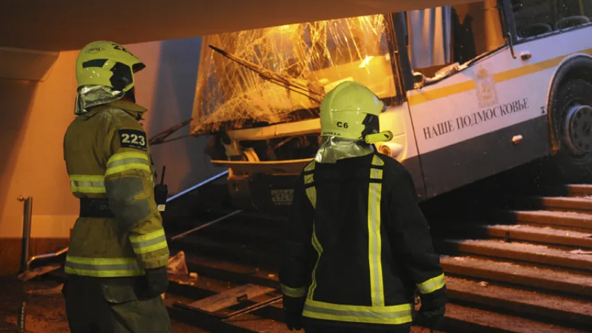 З'явілася відэа, як аўтобус у Маскве заехаў у падземны пераход