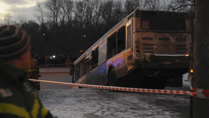 З'явілася відэа, як аўтобус у Маскве заехаў у падземны пераход