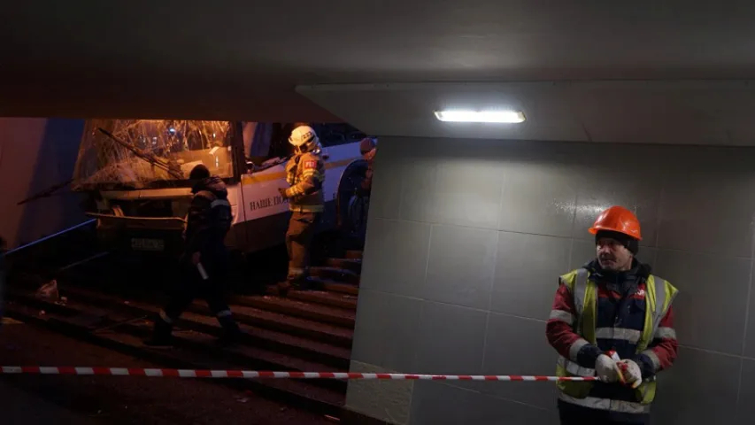З'явілася відэа, як аўтобус у Маскве заехаў у падземны пераход