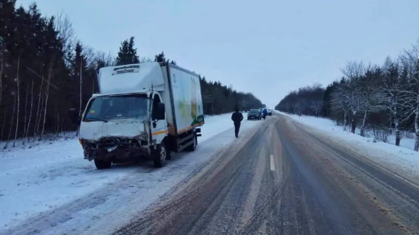 Аўтамабіль Hyundai трапіў пад грузавік, загінулі кіроўца легкавіка і яго жонка