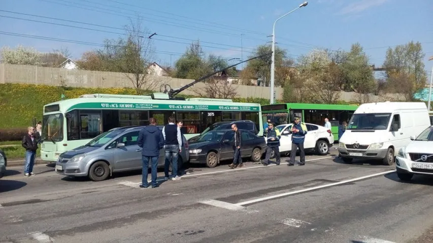 У ДТЗ на праспекце Жукава сутыкнуліся шэсць аўтамабіляў і тралейбус (фота)