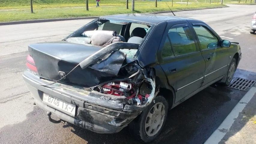 У ДТЗ на праспекце Жукава сутыкнуліся шэсць аўтамабіляў і тралейбус (фота)