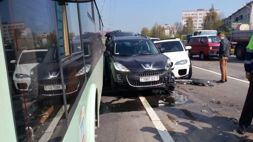 У ДТЗ на праспекце Жукава сутыкнуліся шэсць аўтамабіляў і тралейбус (фота)