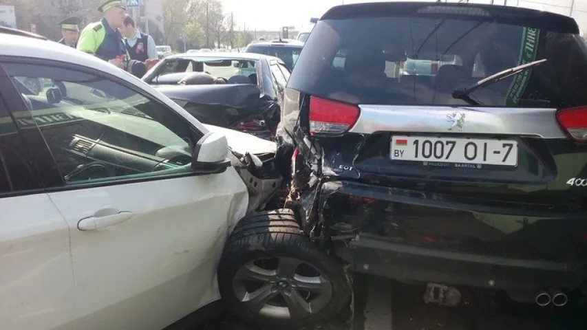 У ДТЗ на праспекце Жукава сутыкнуліся шэсць аўтамабіляў і тралейбус (фота)