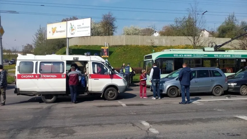 У ДТЗ на праспекце Жукава сутыкнуліся шэсць аўтамабіляў і тралейбус (фота)