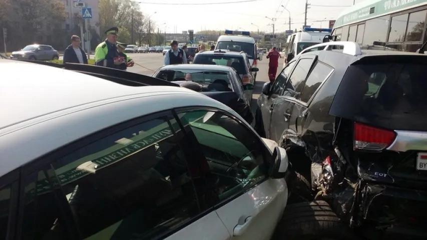 У ДТЗ на праспекце Жукава сутыкнуліся шэсць аўтамабіляў і тралейбус (фота)