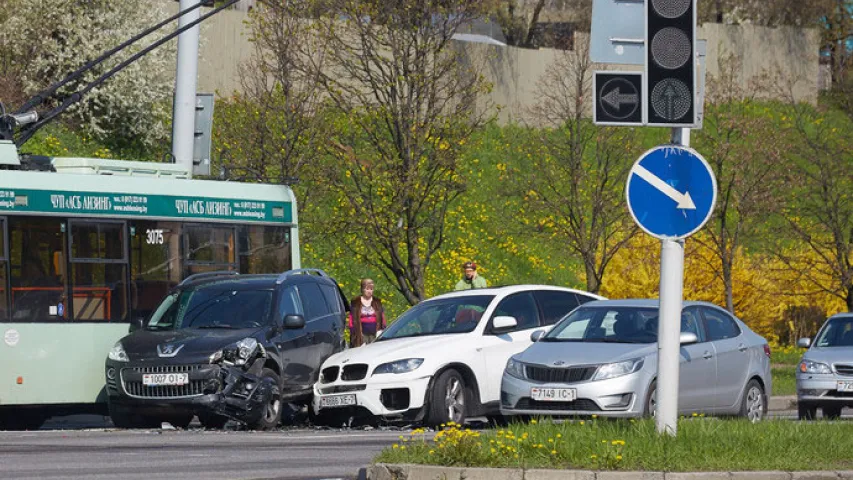 У ДТЗ на праспекце Жукава сутыкнуліся шэсць аўтамабіляў і тралейбус (фота)