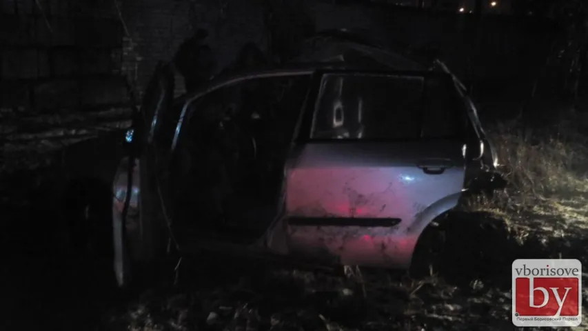 Фотафакт: у Барысаве аўтамабіль Mazda Premacy разарвала на дзве часткі