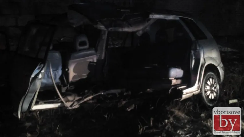 Фотафакт: у Барысаве аўтамабіль Mazda Premacy разарвала на дзве часткі