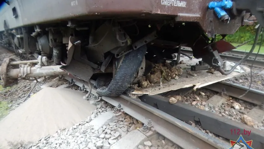 Кіроўца грузавіка з буракамі, які трапіў пад цягнік, ехаў на чырвонае святло