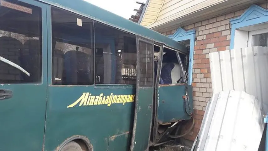 Аўтобус урэзаўся ў прыватны дом пад Барысавам (фота)