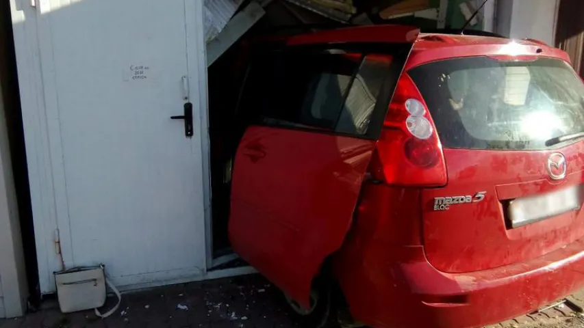 У Бярозе дзяўчына на Mazda заехала ў хлебны павільён