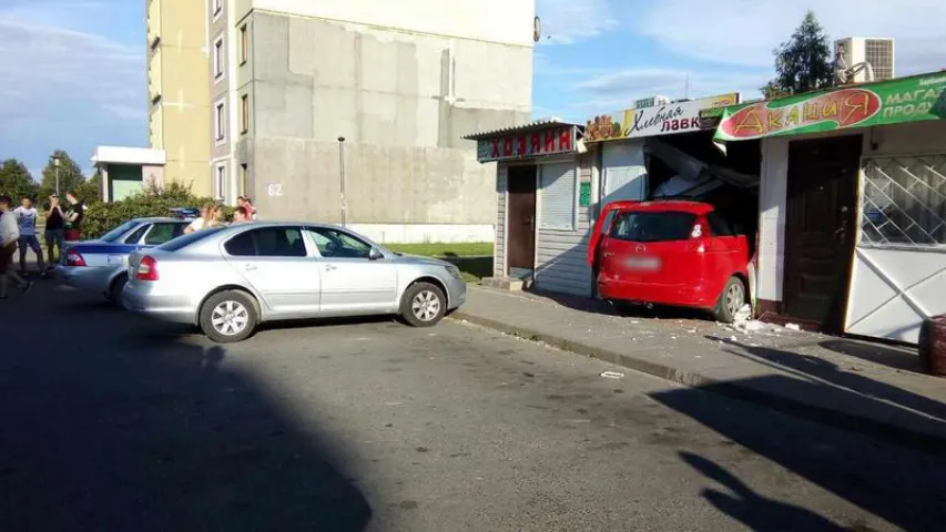 У Бярозе дзяўчына на Mazda заехала ў хлебны павільён