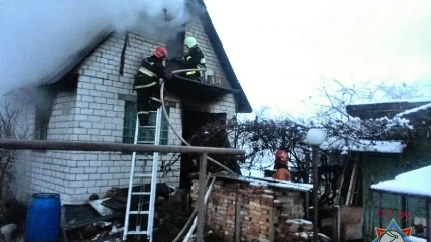 Пад Брэстам п’яны дачнік ледзь не згарэў у сваім доме (фота)