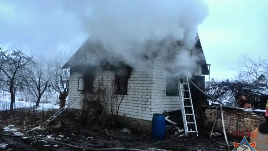 Пад Брэстам п’яны дачнік ледзь не згарэў у сваім доме (фота)
