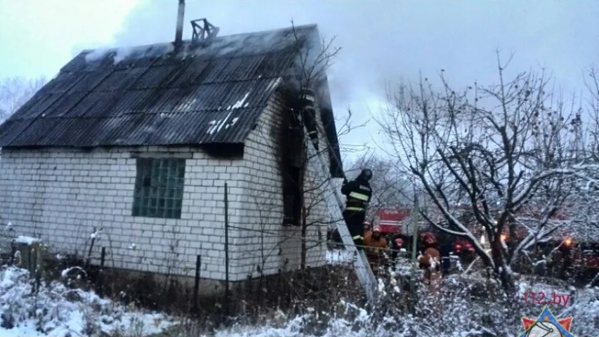 Пад Брэстам п’яны дачнік ледзь не згарэў у сваім доме (фота)