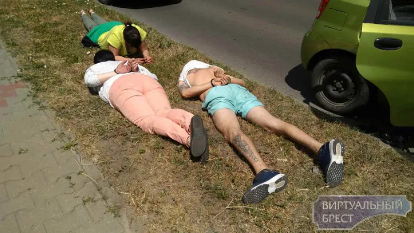 Жорсткае затрыманне ў Брэсце: выбілі шыбу ў машыне, паклалі ў кайданках на зямлю