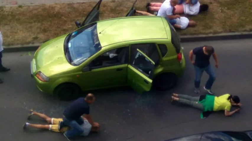 Жорсткае затрыманне ў Брэсце: выбілі шыбу ў машыне, паклалі ў кайданках на зямлю