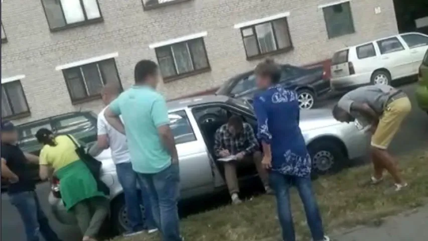 Жорсткае затрыманне ў Брэсце: выбілі шыбу ў машыне, паклалі ў кайданках на зямлю