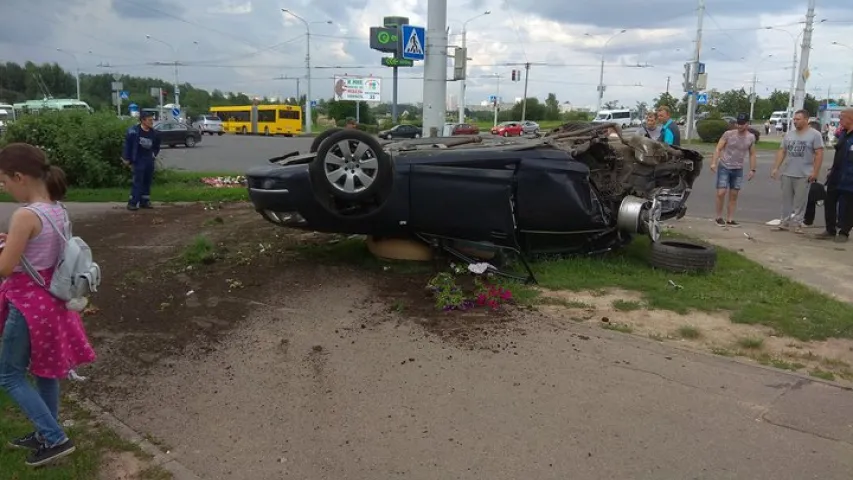 У Мінску Volvo апынуўся на тратуары і перакуліўся, людзей выратавалі кветнікі