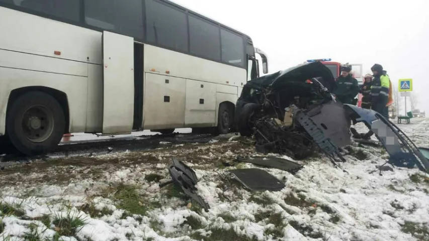 Пад Мінскам Ford Focus трапіў пад аўтобус, загінула жанчына-кіроўца