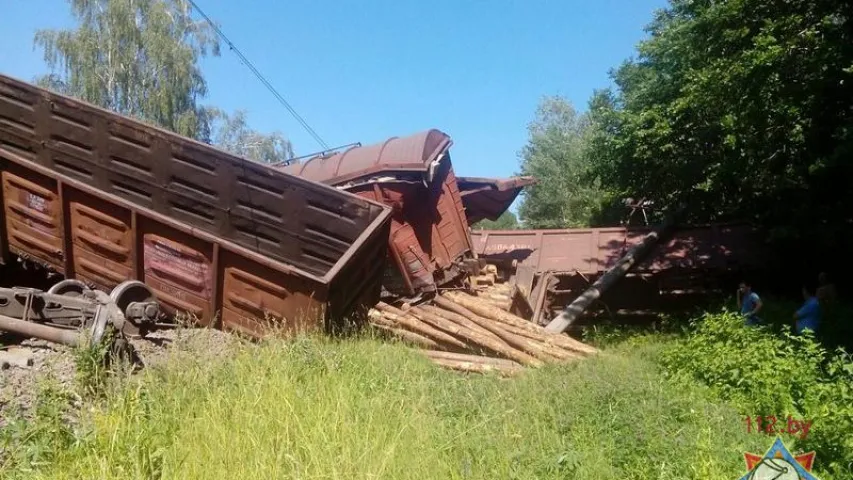 Ратавальнікі апублікавалі фота з чыгуначнай аварыі пад Мінскам (фота)