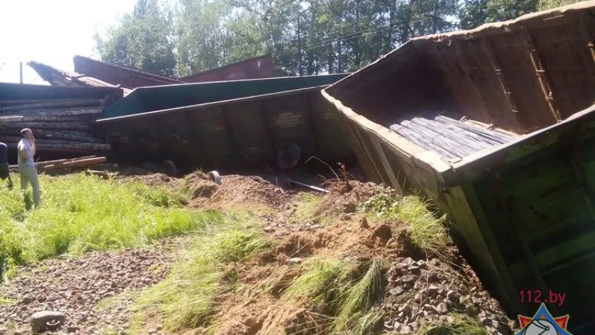 Ратавальнікі апублікавалі фота з чыгуначнай аварыі пад Мінскам (фота)