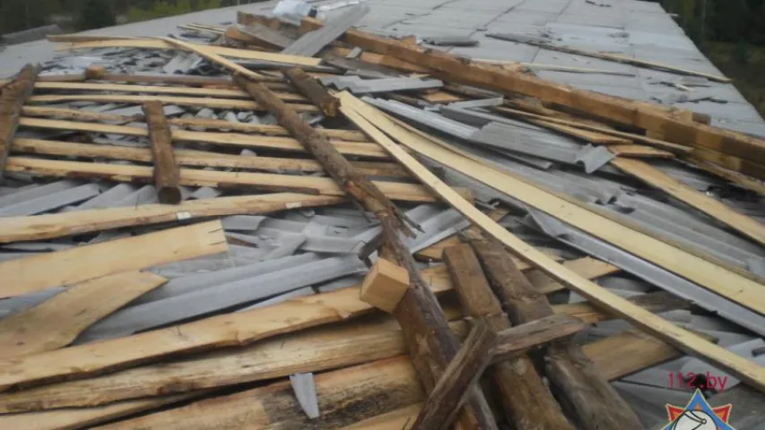 У Касцюковіцкім і Хоцімскім раёнах вецер пашкодзіў дахі будынкаў (фота)