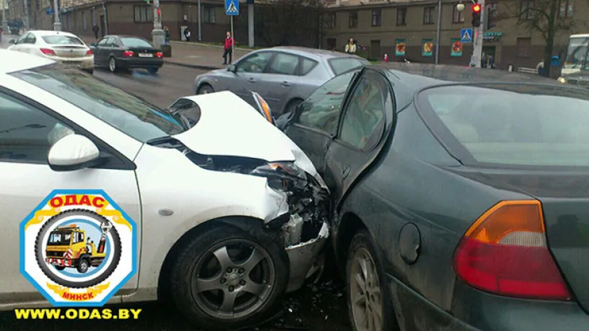 У цэнтры Мінска аўто з расійскімі дыпнумарамі ўчыніла аварыю (фота)