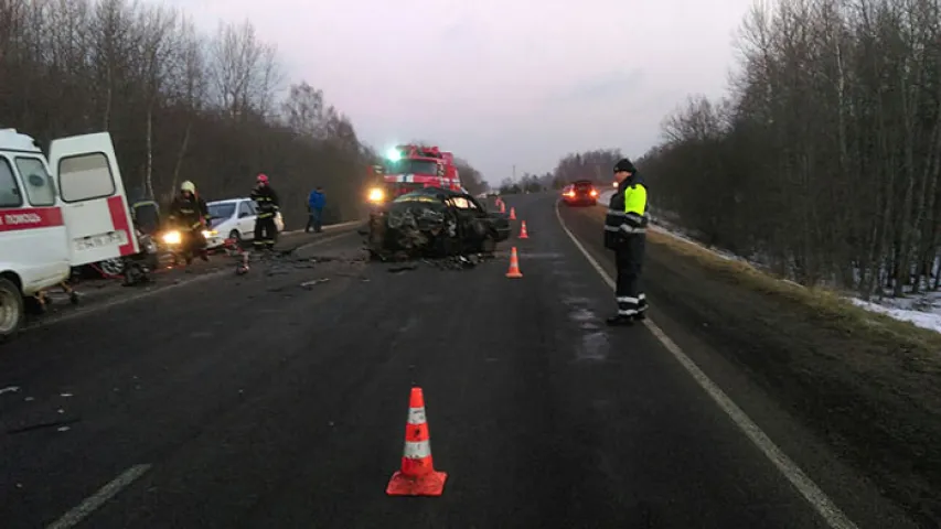 У страшнай аварыі пад Мінскам загінуў чалавек, другі — у рэанімацыі (фота)