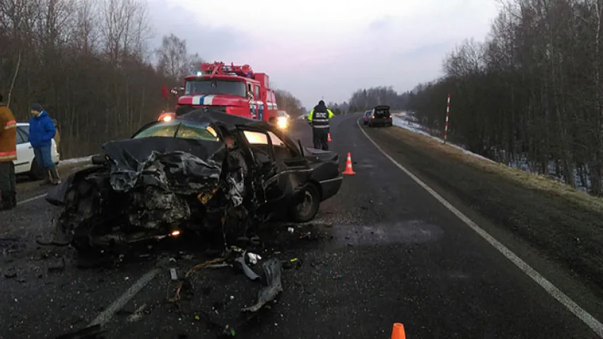 У страшнай аварыі пад Мінскам загінуў чалавек, другі — у рэанімацыі (фота)
