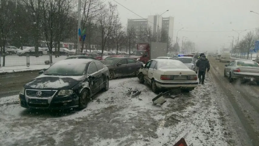 У ДТЗ на праспекце Незалежнасці ў Мінску сутыкнуліся чатыры аўтамабілі