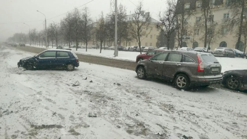 У ДТЗ на праспекце Незалежнасці ў Мінску сутыкнуліся чатыры аўтамабілі