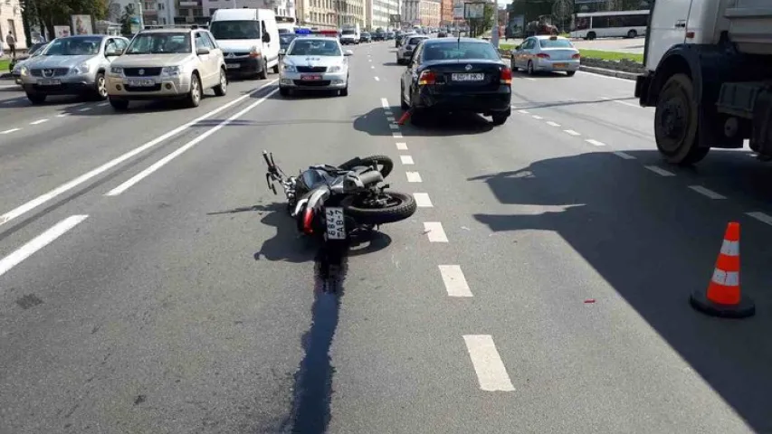 У Мінску 21-гадовая матацыклістка трапіла пад аўтамабіль (фота)