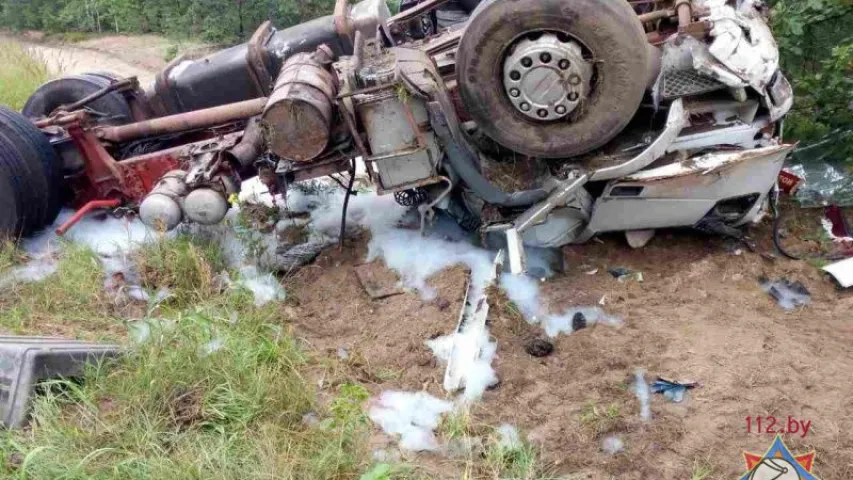 Аварыя пад Драгічынам: перакуліўся цягач, кіроўцу даставалі выратавальнікі