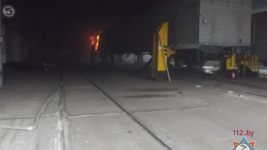 У Маладзечне ў будынку дэпо гарэў вагон (фота)