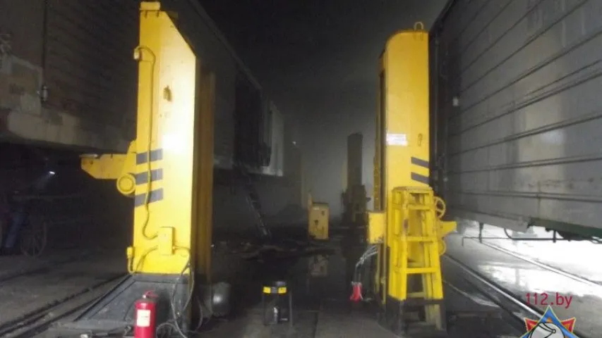 У Маладзечне ў будынку дэпо гарэў вагон (фота)