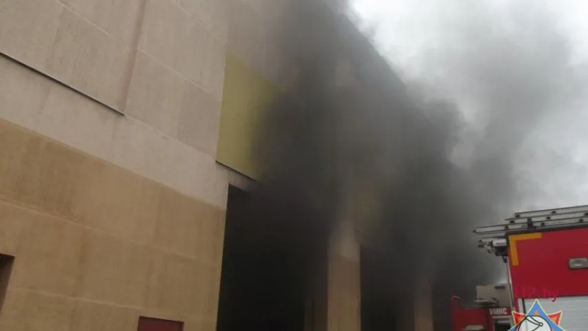 У Маладзечне ў будынку дэпо гарэў вагон (фота)